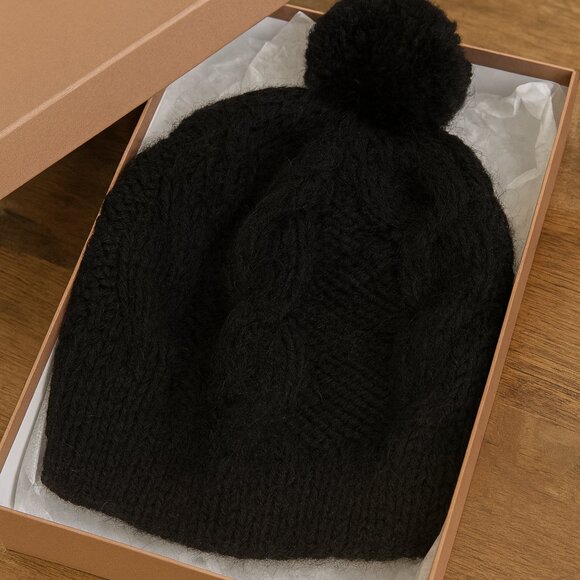 🖤 Alpaca Cable-Knit Beanie with Pom Pom – Handcrafted & Ultra Soft - Picture 3 of 3